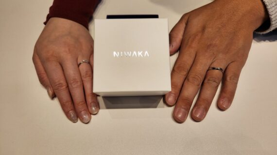 NIWAKA(ニワカ）の結婚指輪を着けたカップル