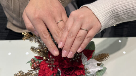 ラプンツェルの結婚指輪をつけたカップル