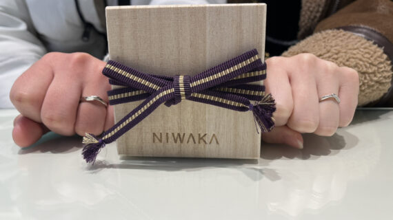 NIWAKAの結婚指輪をつけた手元