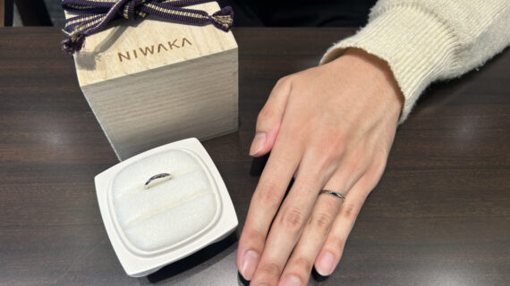 NIWAKAの結婚指輪をつけた男性