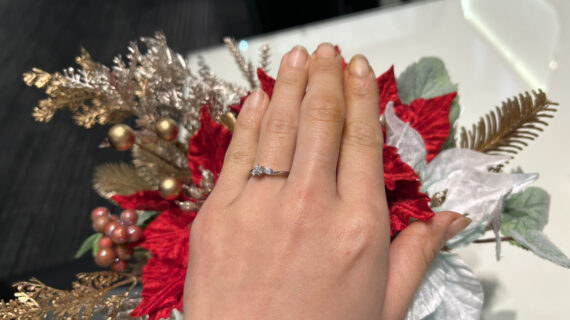 ロイヤルアッシャーの婚約指輪をつけている女性