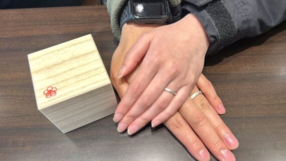 杢目金屋の結婚指輪をつけたカップル