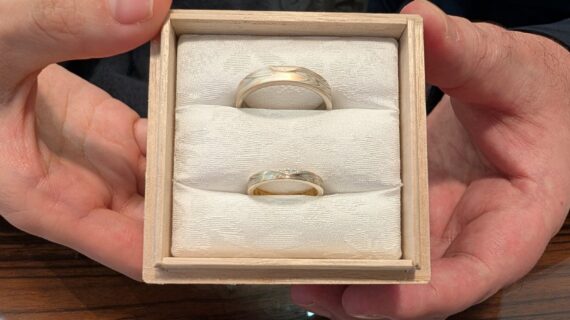 杢目金屋の結婚指輪を持ったカップル