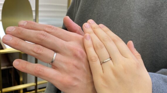 ラザールダイヤモンドの結婚指輪を着用したカップルの手元