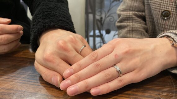 NIWAKA(ニワカ）の結婚指輪を着けたカップル