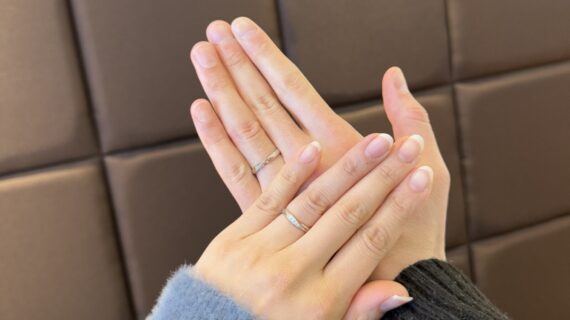 サムシングブルーの結婚指輪をつけたカップル