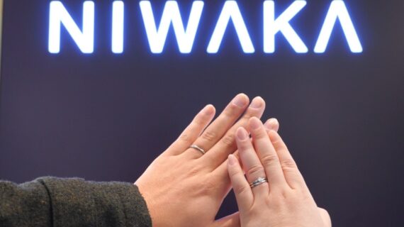 NIWAKA（ニワカ）の婚約指輪と結婚指輪を着けた男性と女性の手元