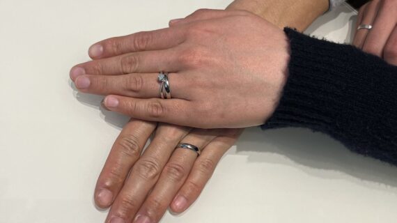 俄の結婚指輪をつけたカップル