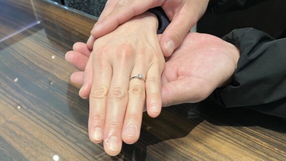 ラザールダイヤモンドの婚約指輪を贈るカップル