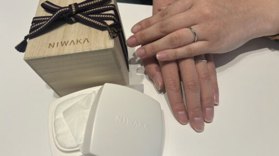 NIWAKAの結婚指輪をつけているカップル