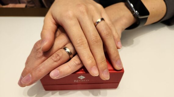 レガロの結婚指輪を着けたカップル