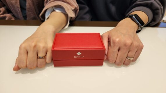 レガロの結婚指輪を着けたカップル