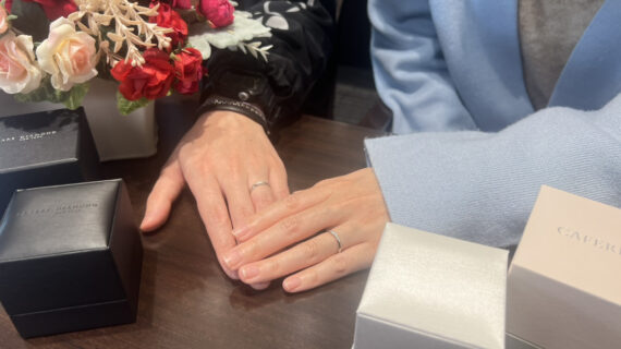 ラザールダイヤモンドの結婚指輪をつけた男性とカフェリングの結婚指輪をつけた女性