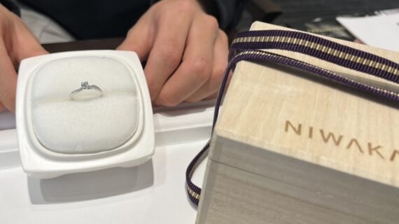 NIWAKA（ニワカ）の婚約指輪を持つ男性