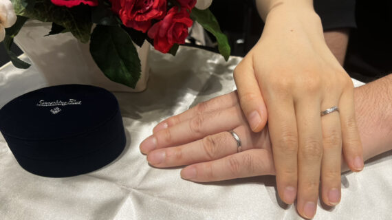サムシングブルーの結婚指輪を着けたカップル
