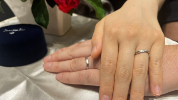 サムシングブルーの結婚指輪を着けたカップル