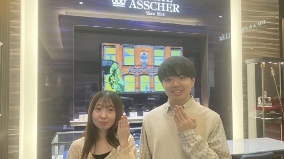 ロイヤルアッシャーの指輪を着けたカップル