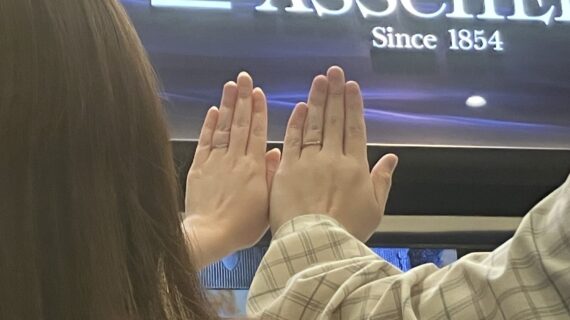 ロイヤルアッシャーの結婚指輪を着けたカップルの手元