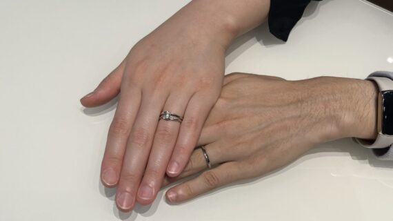 ロイヤルアッシャーの婚約指輪と俄の結婚指輪をつけたカップル