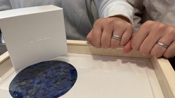 ロイヤル・アッシャーの婚約指輪と結婚指輪を着けたカップル