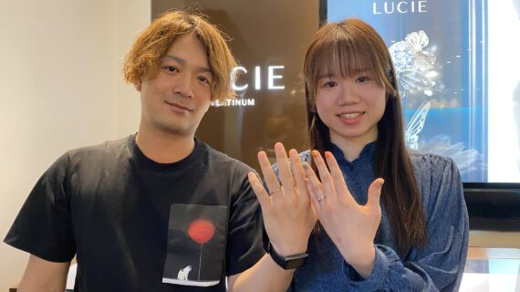 ルシエの結婚指輪をつけたカップル
