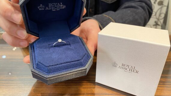 ロイヤル・アッシャーの婚約指輪を持った男性