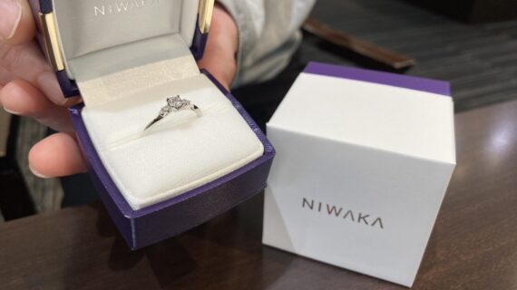 NIWAKA（ニワカ）の婚約指輪を持った男性