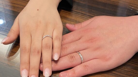ルシエの結婚指輪を着用したカップル