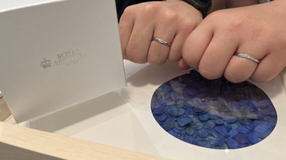 ロイヤル・アッシャーの結婚指輪を着けたカップル