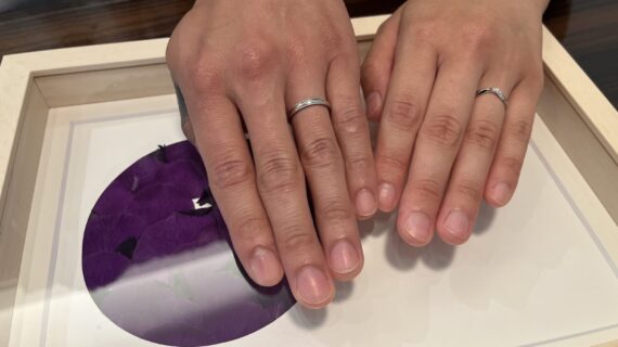 モニッケンダムとNIWAKAの結婚指輪を着けた家族