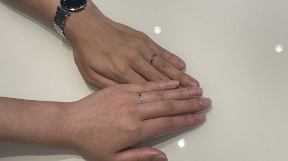 俄の結婚指輪をつけたカップル