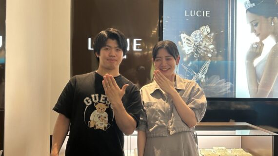 ルシエの結婚指輪をつけたカップル