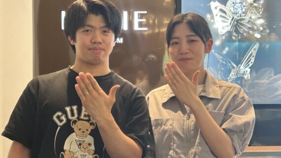 ルシエの結婚指輪をつけたカップル
