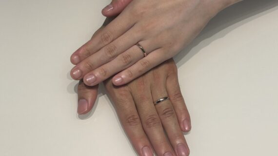 ルシエの結婚指輪をつけたカップル