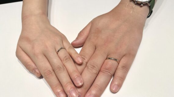 NIWAKA（ニワカ）の結婚指輪を着けたカップルの手元