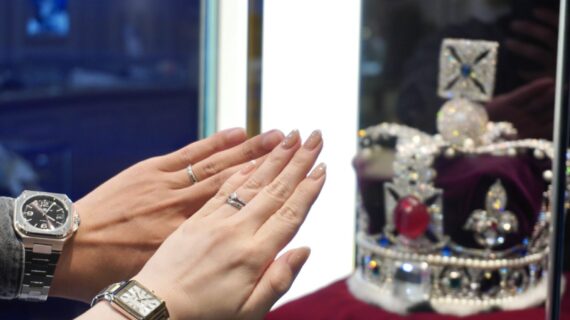 ロイヤル・アッシャーの婚約指輪と結婚指輪を着けたカップルの手元