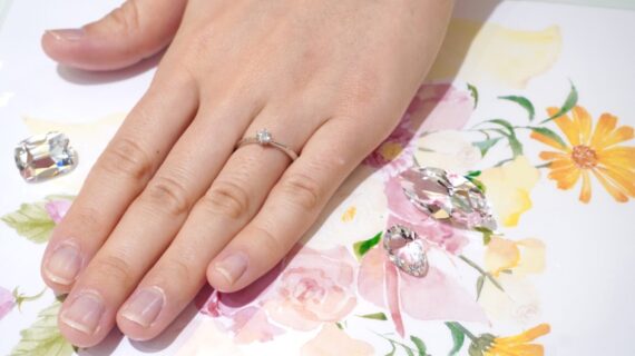 ロイヤルアッシャーの婚約指輪を着けた女性の手元