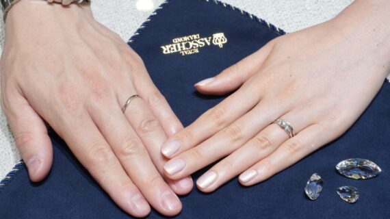 ロイヤル・アッシャーの婚約指輪と結婚指輪を着けたカップルの手元