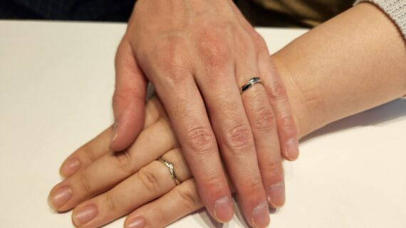 ニワカの結婚指輪を着けたカップル
