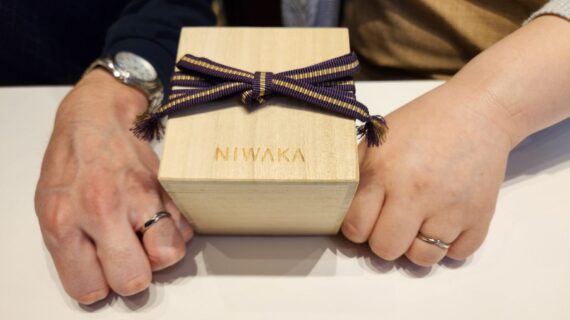 ニワカの結婚指輪を着けたカップル