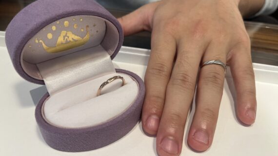 ディズニーラプンツェルの結婚指輪を着けたカップル