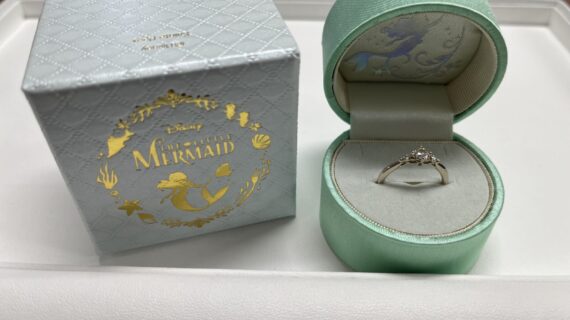 ディズニーリトルマーメイドの婚約指輪を選んだ男性
