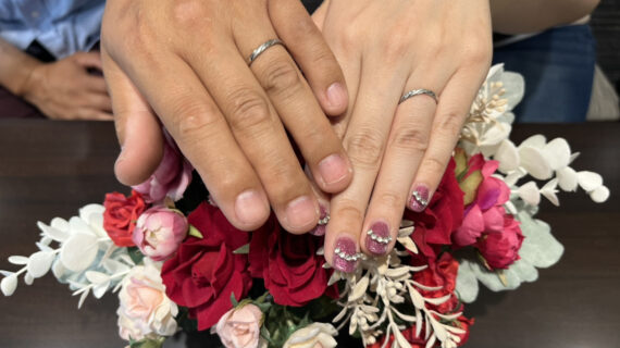 ラプンツェルの結婚指輪を着けたカップル