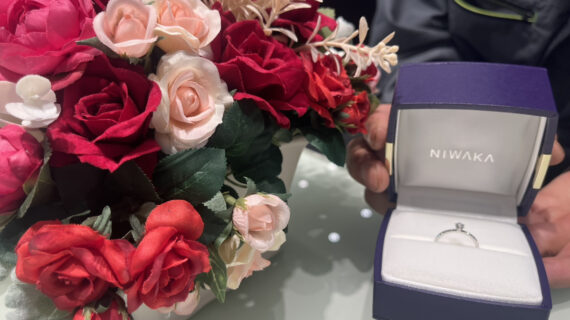 NIWAKAの婚約指輪を持つ男性