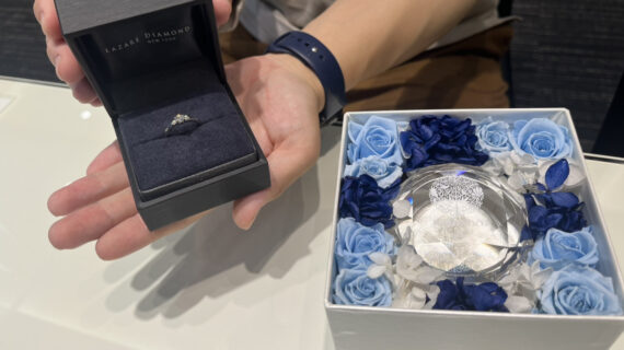 ラザールダイヤモンドの婚約指輪を持つ男性