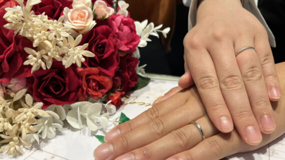 ルシエの結婚指輪を身につけた夫婦の手元