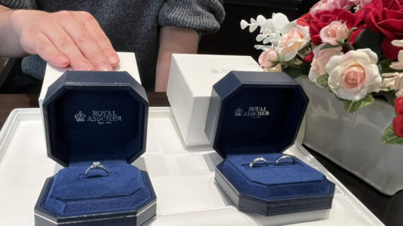 ロイヤルアッシャーの婚約指輪と結婚指輪に手を添える男性