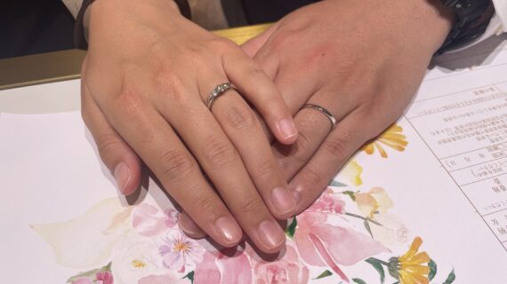 ラザールダイヤモンドの婚約指輪とルシエの結婚指輪を着けているカップル