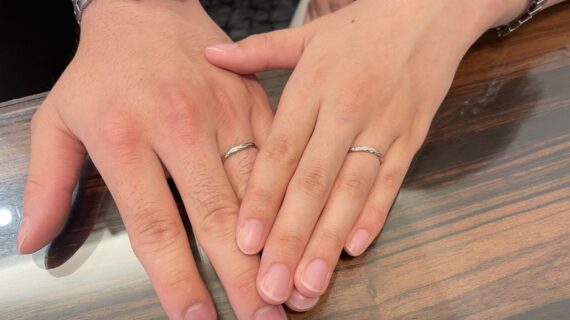 カフェリングとルシエの結婚指輪をつけているカップルの写真