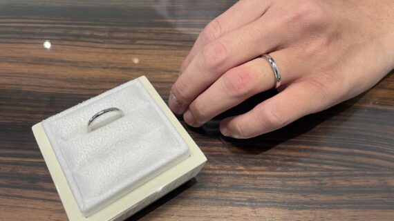 ルシエの結婚指輪を着けている男性の写真